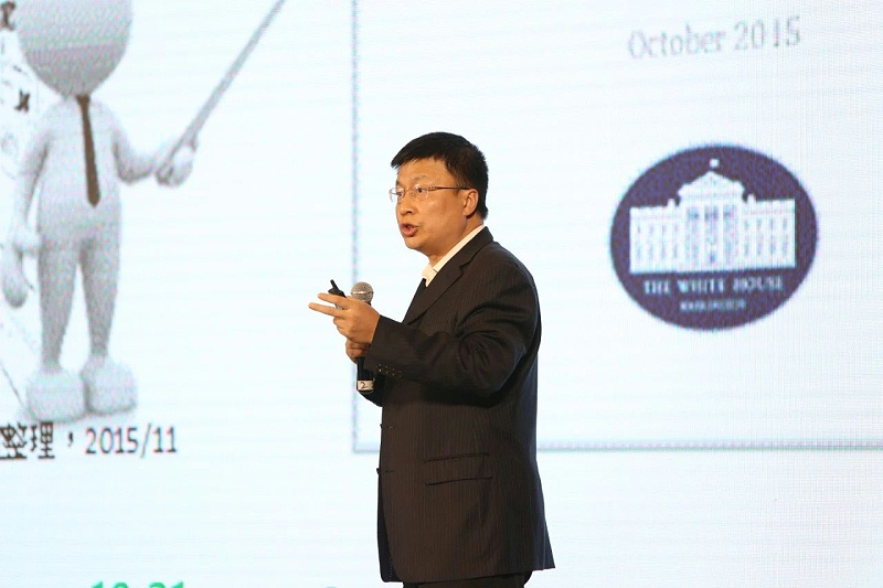 華東理工大學(xué)生物反應(yīng)器工程國(guó)家重點(diǎn)實(shí)驗(yàn)室主任張立新教授作《微生物，高智商，大產(chǎn)業(yè)》的主題報(bào)告。