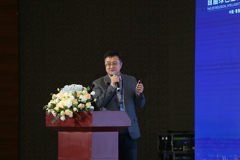 中國(guó)科學(xué)院青島生物能源與過(guò)程研究所呂雪峰副所長(zhǎng)作《藍(lán)細(xì)菌不“藍(lán)”，土曲霉不“土”，合成生物技術(shù)與微生物制造工程》的主題報(bào)告。